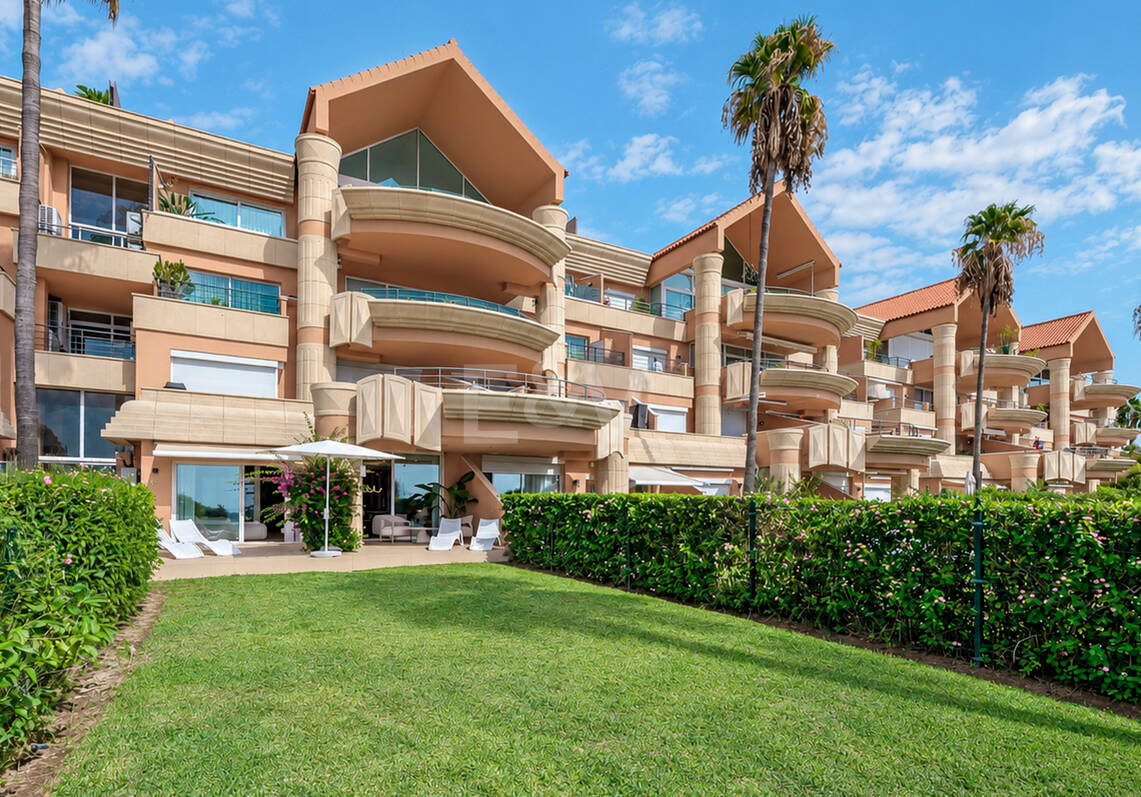 Elegancki apartament ogrodowy z widokiem na morze w Nueva Andalucia