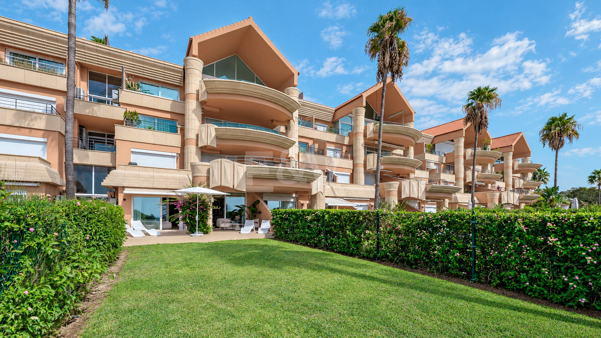 Elegancki apartament ogrodowy z widokiem na morze w Nueva Andalucia