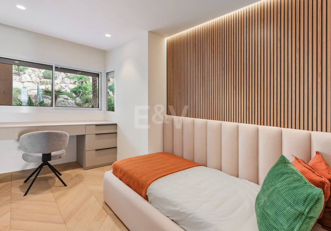 Elegancki apartament ogrodowy z widokiem na morze w Nueva Andalucia