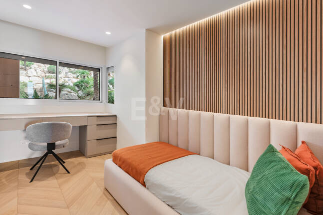 Elegancki apartament ogrodowy z widokiem na morze w Nueva Andalucia