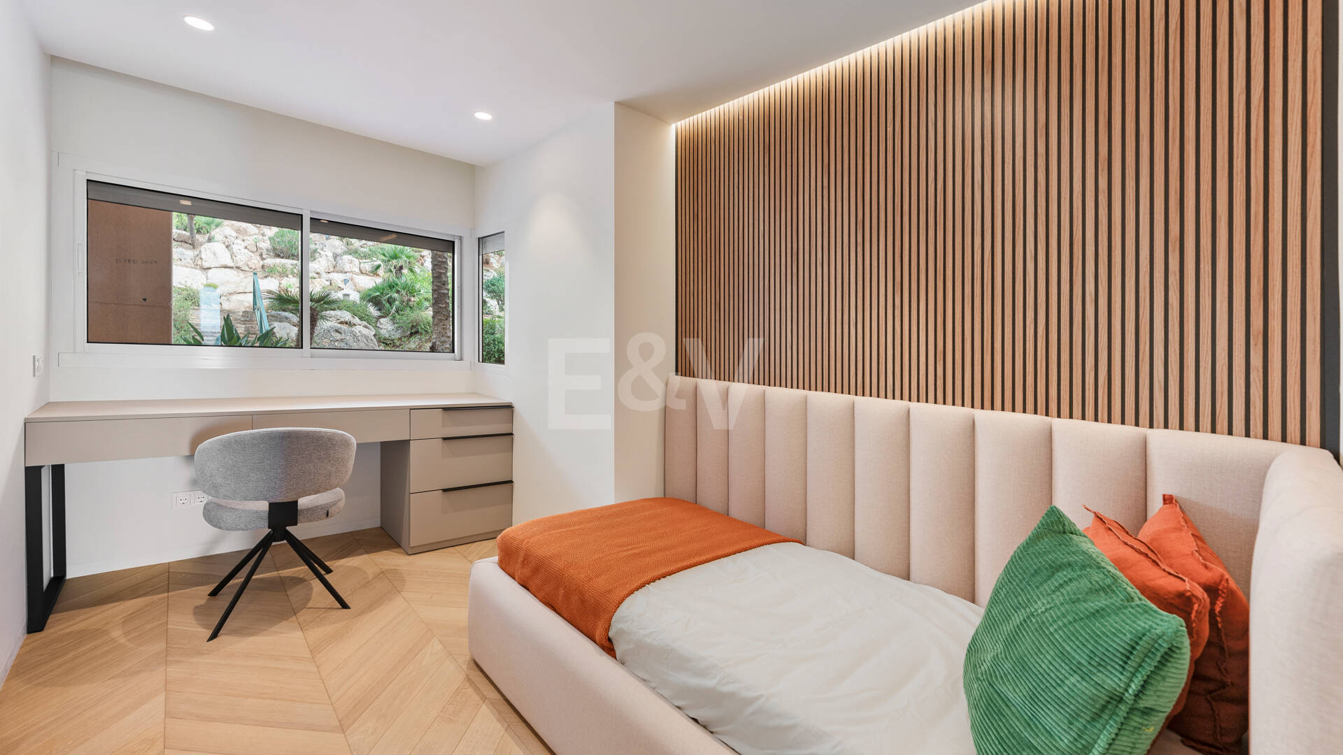 Elegancki apartament ogrodowy z widokiem na morze w Nueva Andalucia