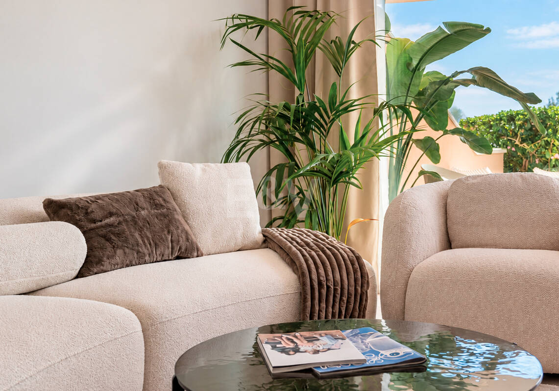 Elegancki apartament ogrodowy z widokiem na morze w Nueva Andalucia