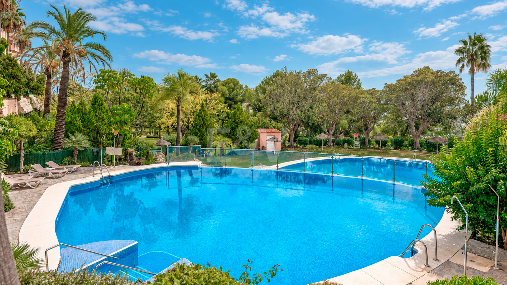 Elegancki apartament ogrodowy z widokiem na morze w Nueva Andalucia