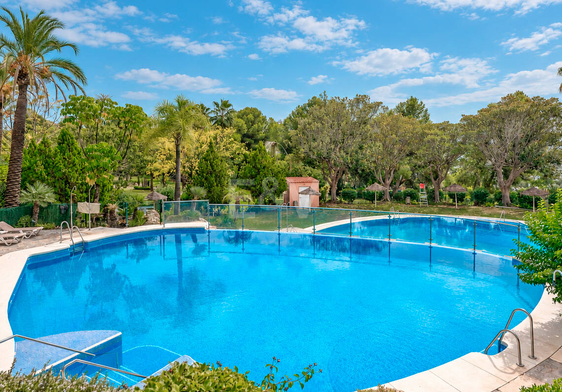 Elegancki apartament ogrodowy z widokiem na morze w Nueva Andalucia