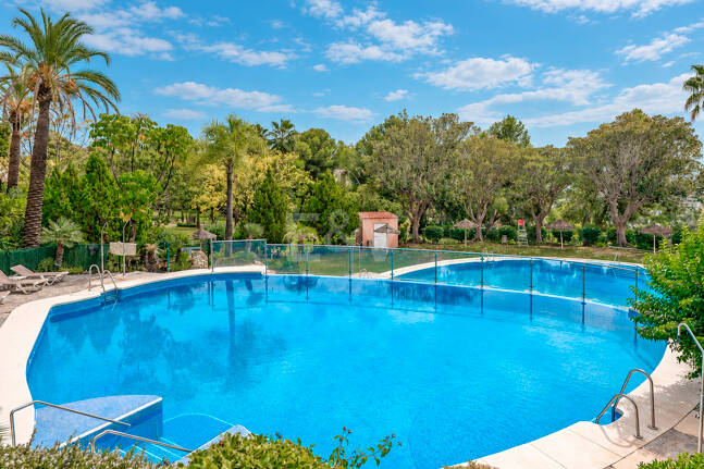 Elegancki apartament ogrodowy z widokiem na morze w Nueva Andalucia