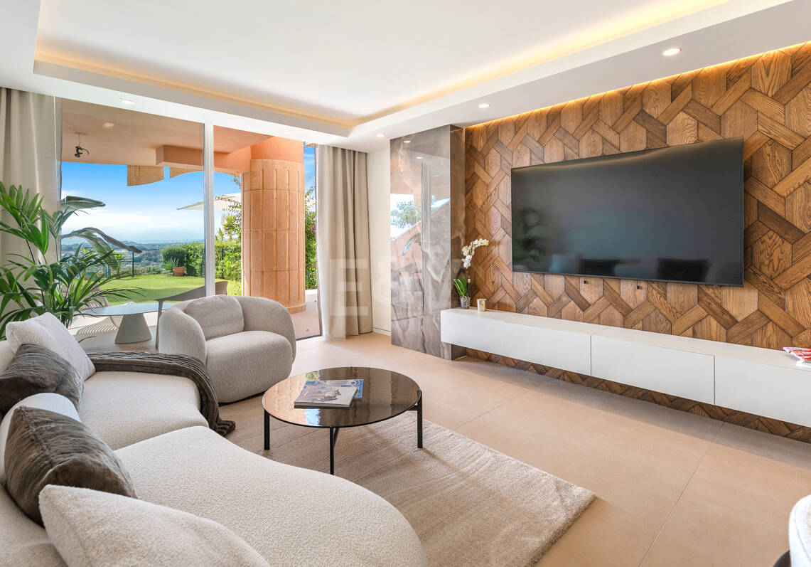 Elegancki apartament ogrodowy z widokiem na morze w Nueva Andalucia