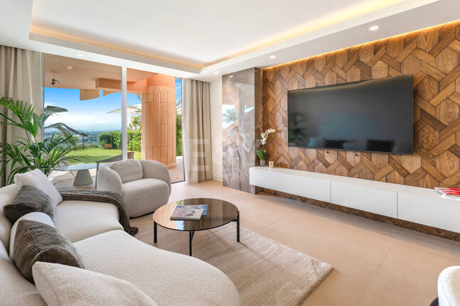 Elegancki apartament ogrodowy z widokiem na morze w Nueva Andalucia