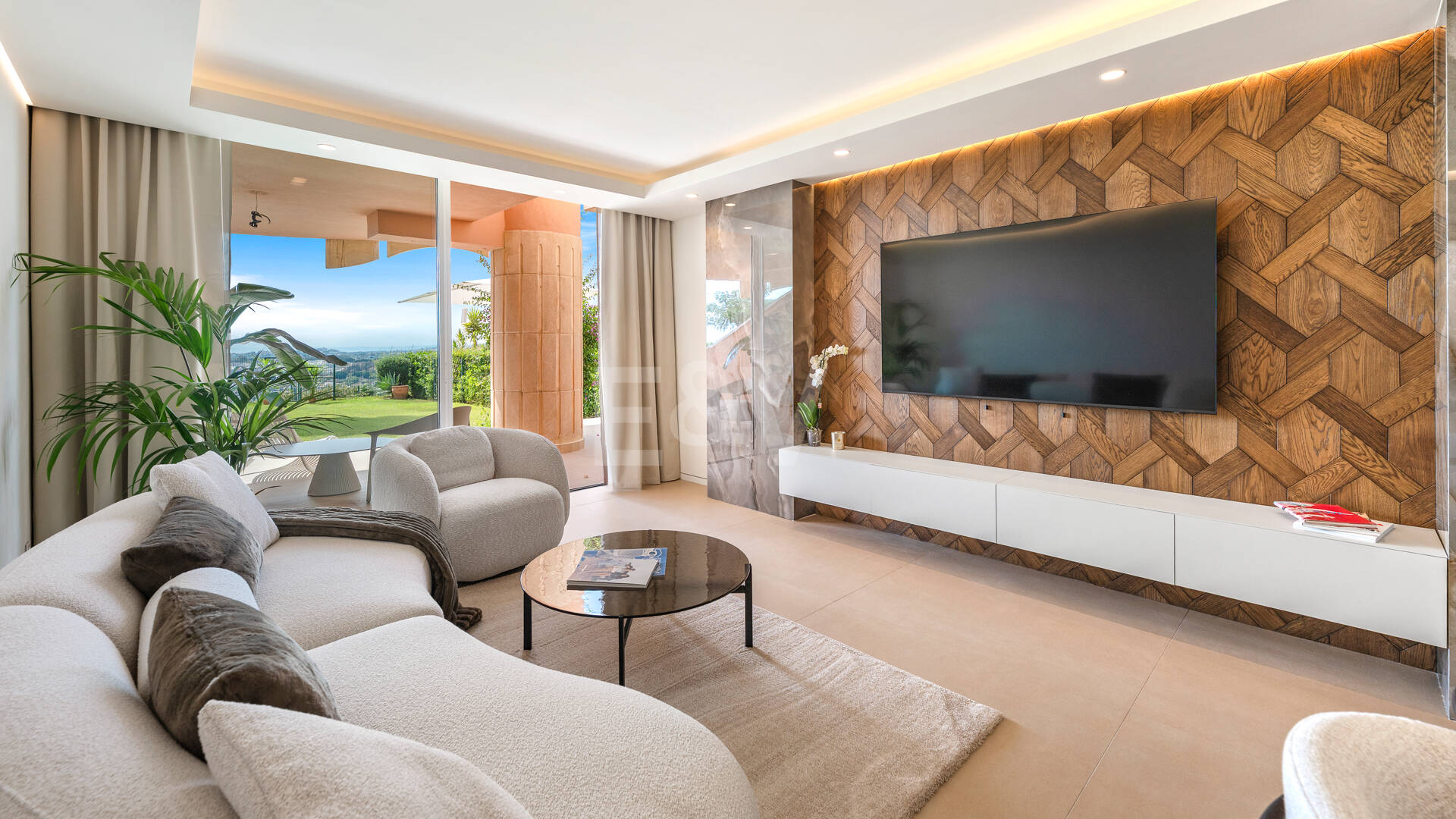 Elegancki apartament ogrodowy z widokiem na morze w Nueva Andalucia