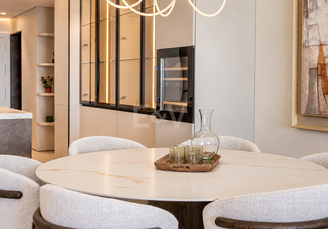 Elegancki apartament ogrodowy z widokiem na morze w Nueva Andalucia