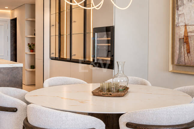 Elegancki apartament ogrodowy z widokiem na morze w Nueva Andalucia