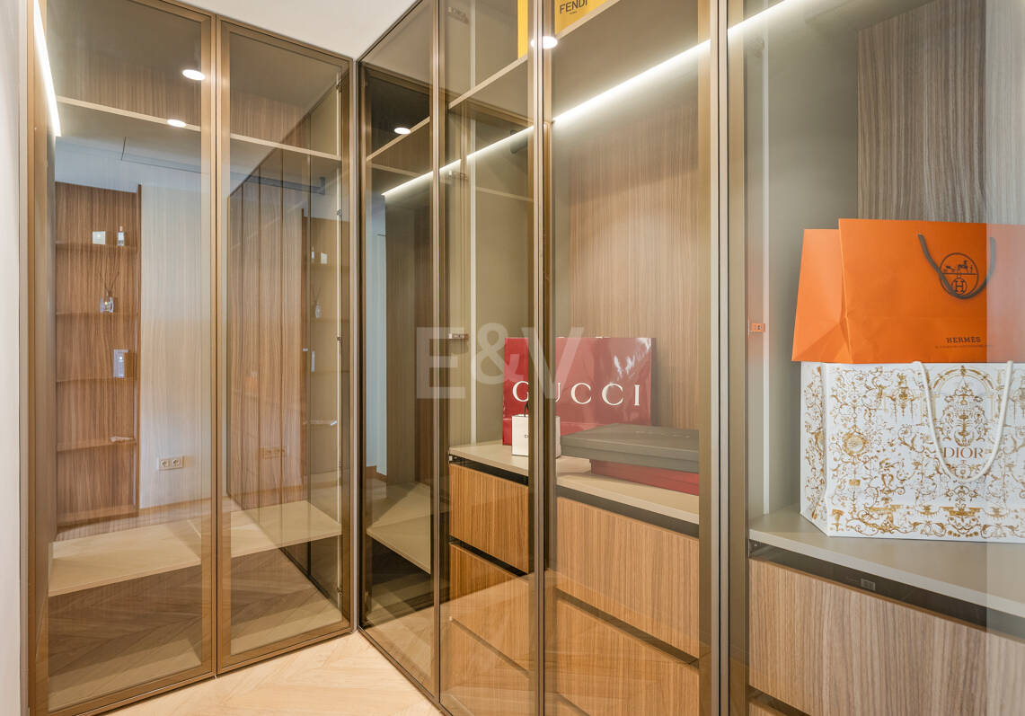 Elegancki apartament ogrodowy z widokiem na morze w Nueva Andalucia