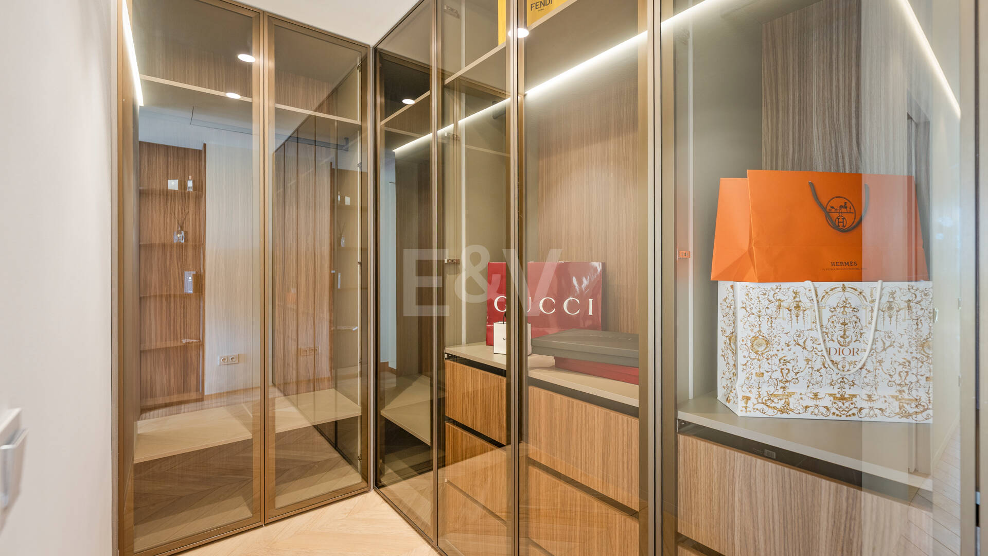 Elegancki apartament ogrodowy z widokiem na morze w Nueva Andalucia
