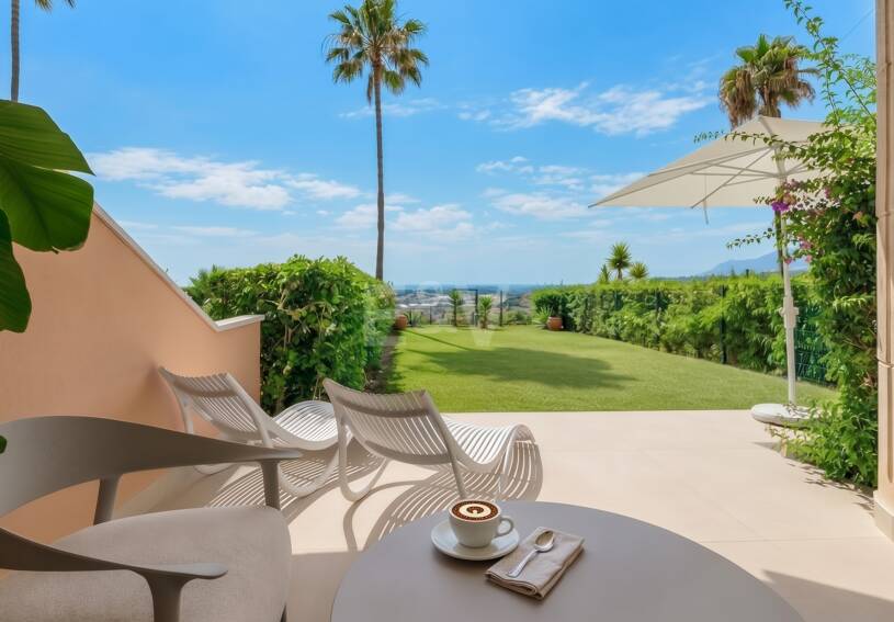Elegancki apartament ogrodowy z widokiem na morze w Nueva Andalucia