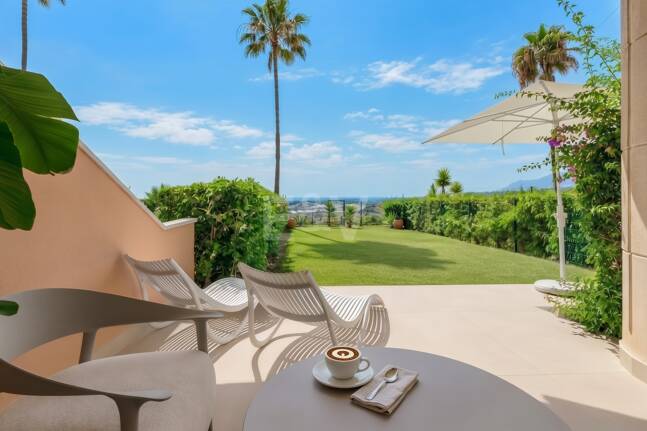 Elegancki apartament ogrodowy z widokiem na morze w Nueva Andalucia