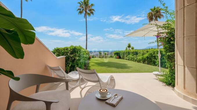 Elegante apartamento ajardinado con vistas al mar en Nueva Andalucía