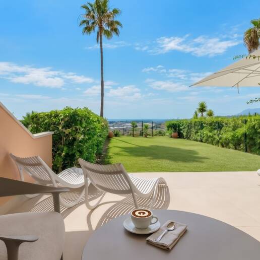 Elegancki apartament ogrodowy z widokiem na morze w Nueva Andalucia