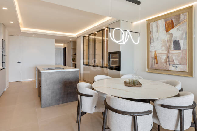Elegancki apartament ogrodowy z widokiem na morze w Nueva Andalucia