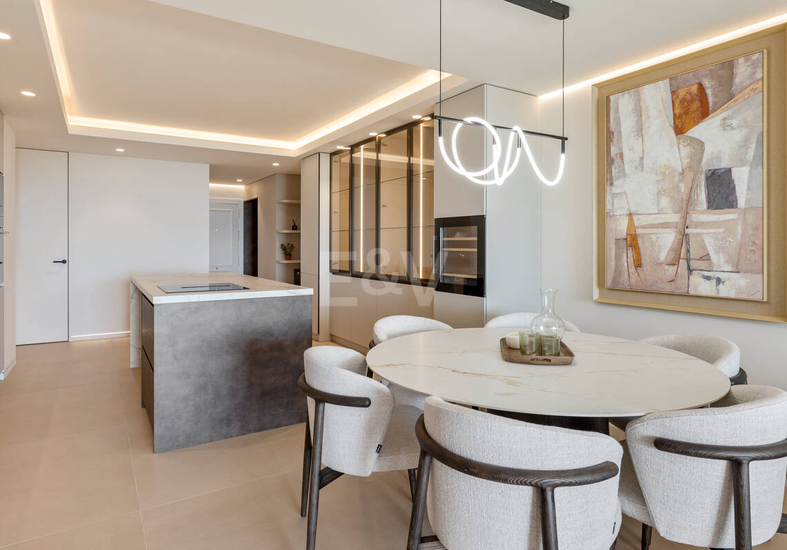 Elegancki apartament ogrodowy z widokiem na morze w Nueva Andalucia