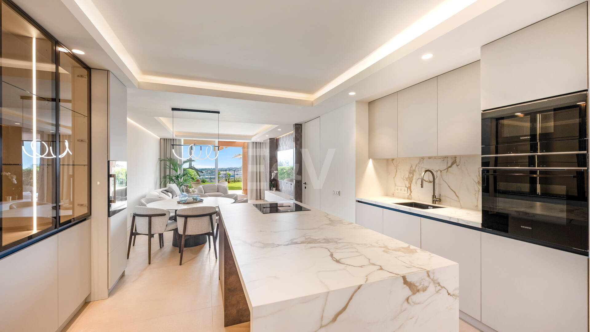Elegancki apartament ogrodowy z widokiem na morze w Nueva Andalucia