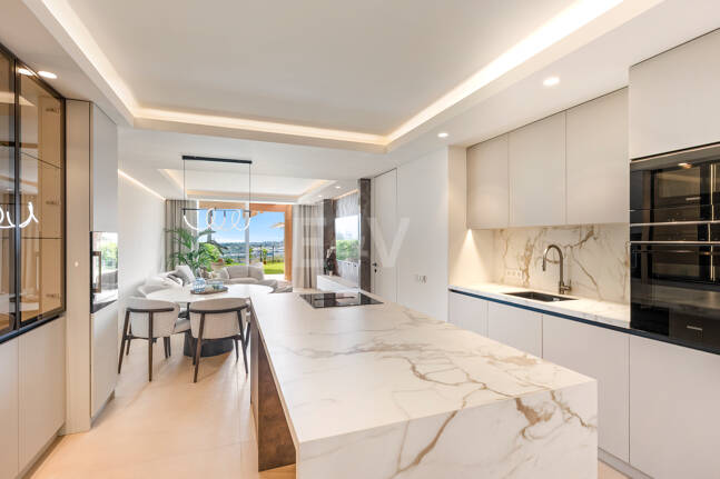 Elegancki apartament ogrodowy z widokiem na morze w Nueva Andalucia