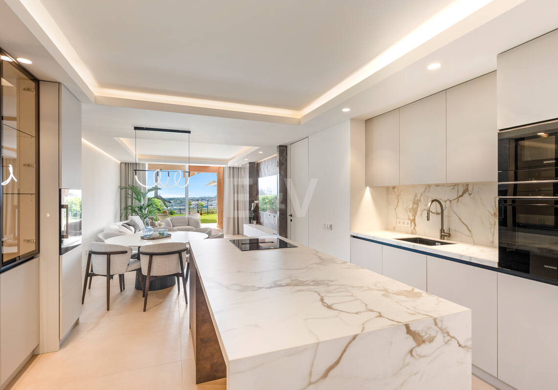 Elegancki apartament ogrodowy z widokiem na morze w Nueva Andalucia