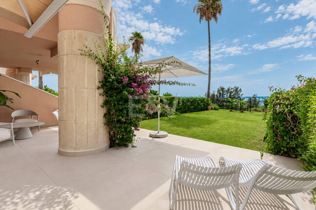 Elegancki apartament ogrodowy z widokiem na morze w Nueva Andalucia