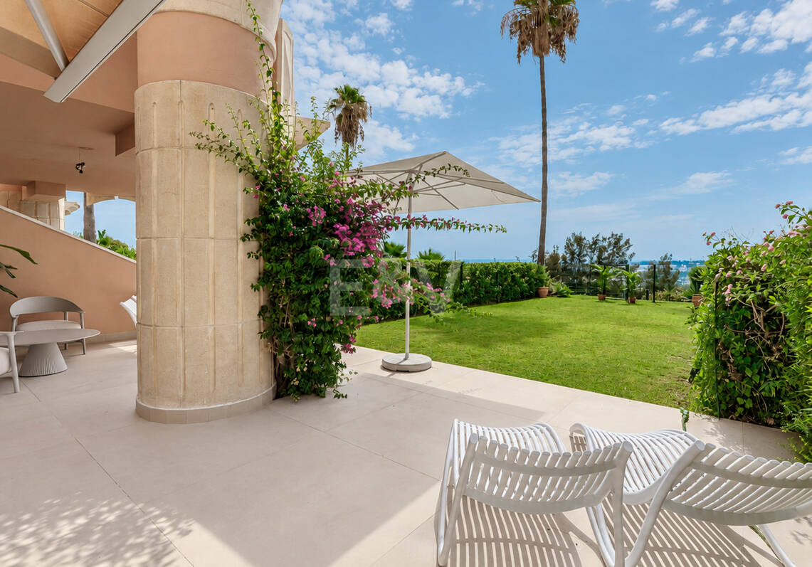 Elegancki apartament ogrodowy z widokiem na morze w Nueva Andalucia