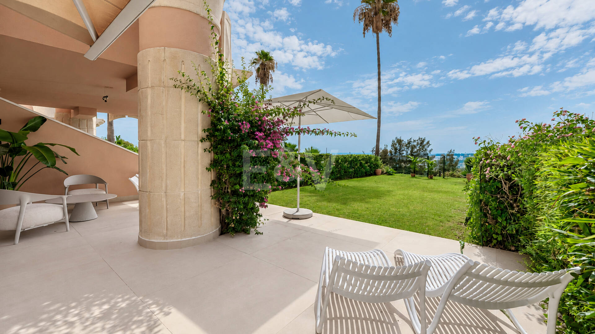 Elegancki apartament ogrodowy z widokiem na morze w Nueva Andalucia