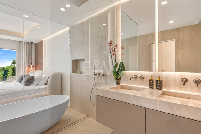 Elegancki apartament ogrodowy z widokiem na morze w Nueva Andalucia