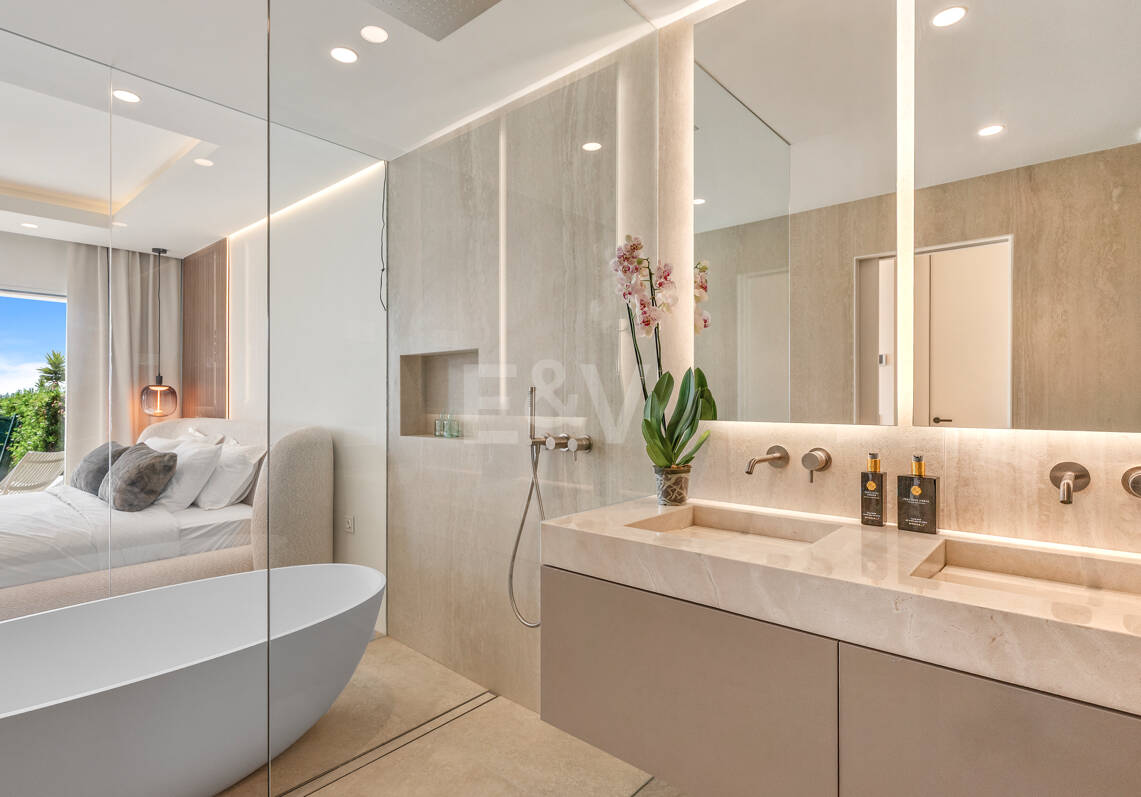 Elegancki apartament ogrodowy z widokiem na morze w Nueva Andalucia