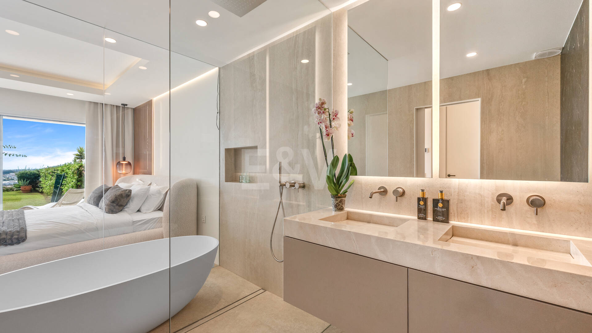 Elegancki apartament ogrodowy z widokiem na morze w Nueva Andalucia