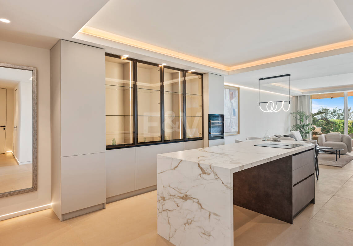 Elegancki apartament ogrodowy z widokiem na morze w Nueva Andalucia