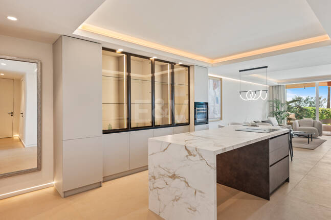 Elegancki apartament ogrodowy z widokiem na morze w Nueva Andalucia