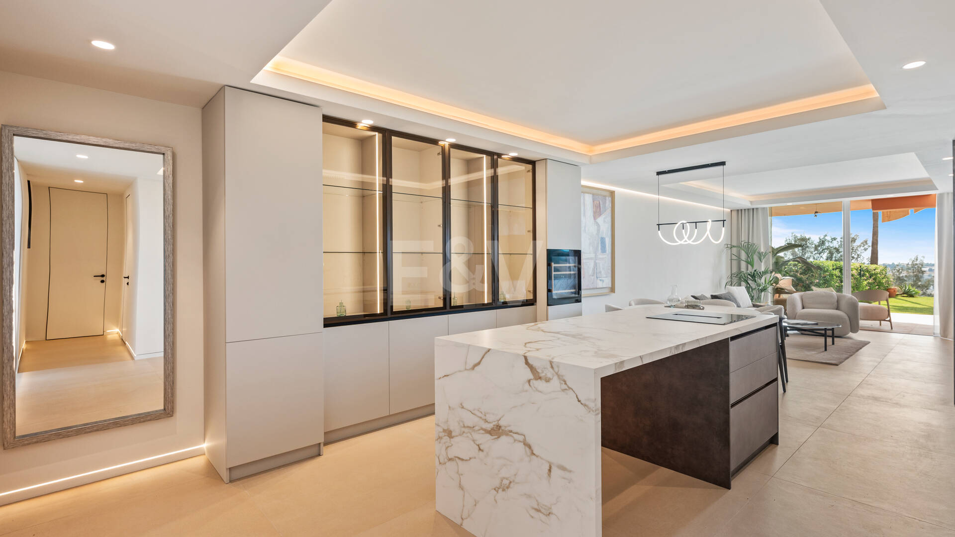 Elegancki apartament ogrodowy z widokiem na morze w Nueva Andalucia