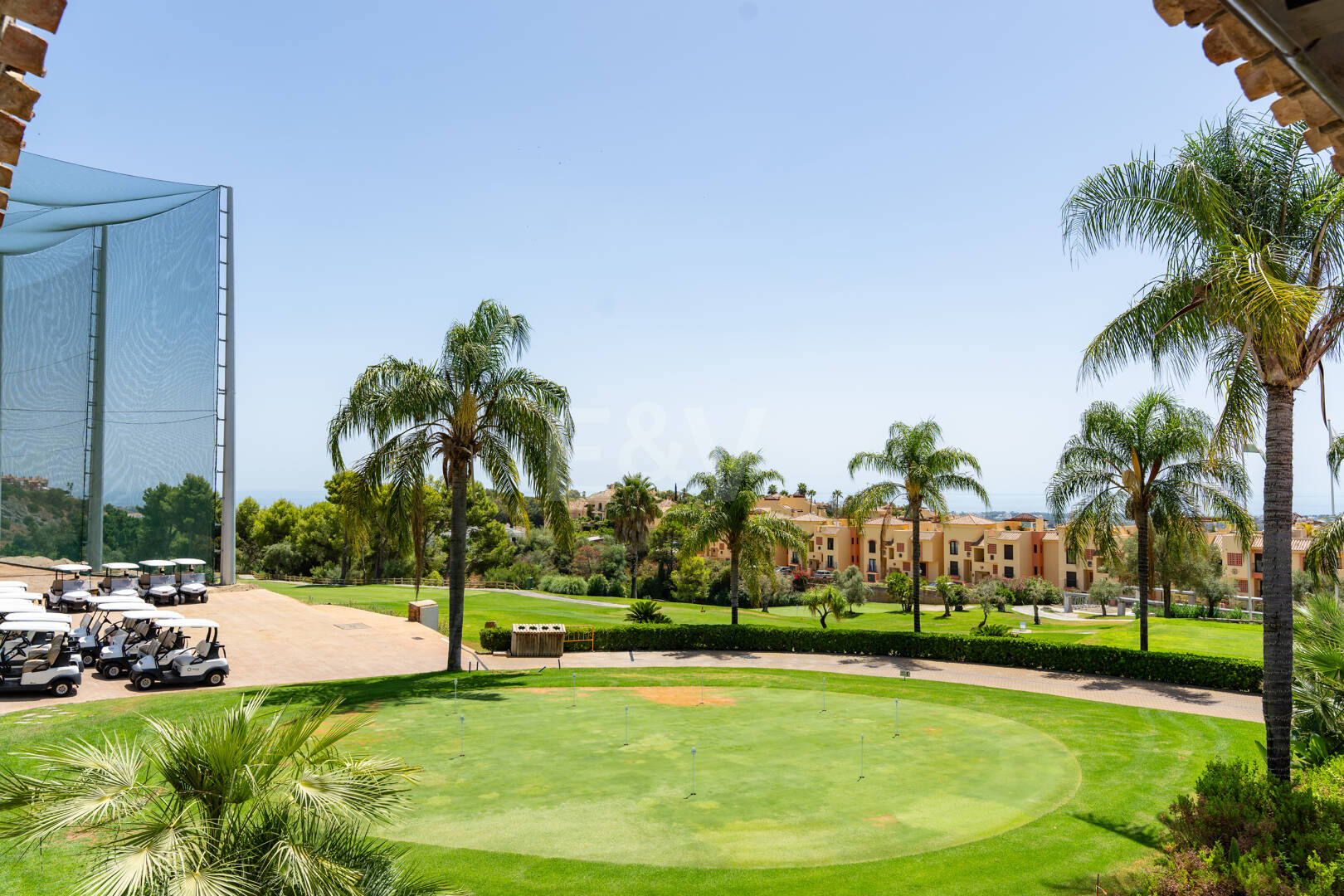 Meticulously Crafted Penthouse with an Expansive Rooftop Solarium in Los Arqueros