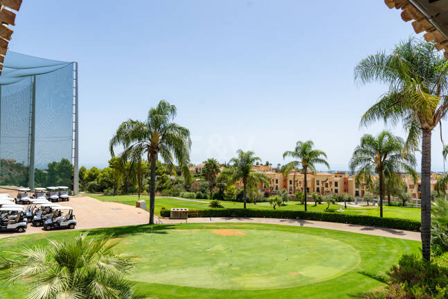 Meticulously Crafted Penthouse with an Expansive Rooftop Solarium in Los Arqueros