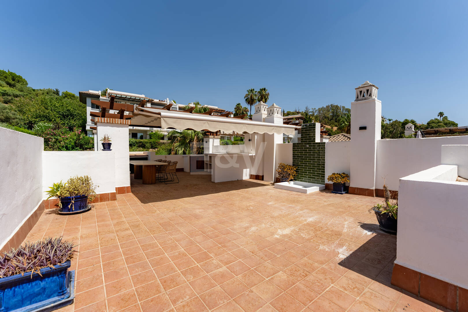 Meticulously Crafted Penthouse with an Expansive Rooftop Solarium in Los Arqueros