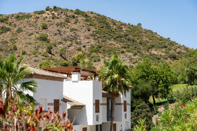 Meticulously Crafted Penthouse with an Expansive Rooftop Solarium in Los Arqueros