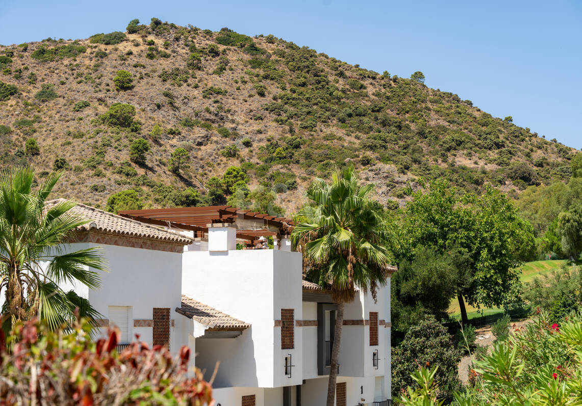 Meticulously Crafted Penthouse with an Expansive Rooftop Solarium in Los Arqueros