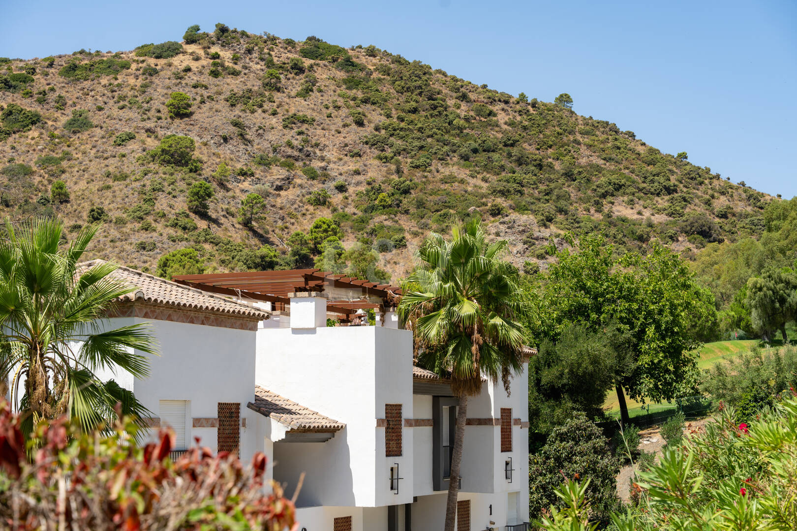 Meticulously Crafted Penthouse with an Expansive Rooftop Solarium in Los Arqueros