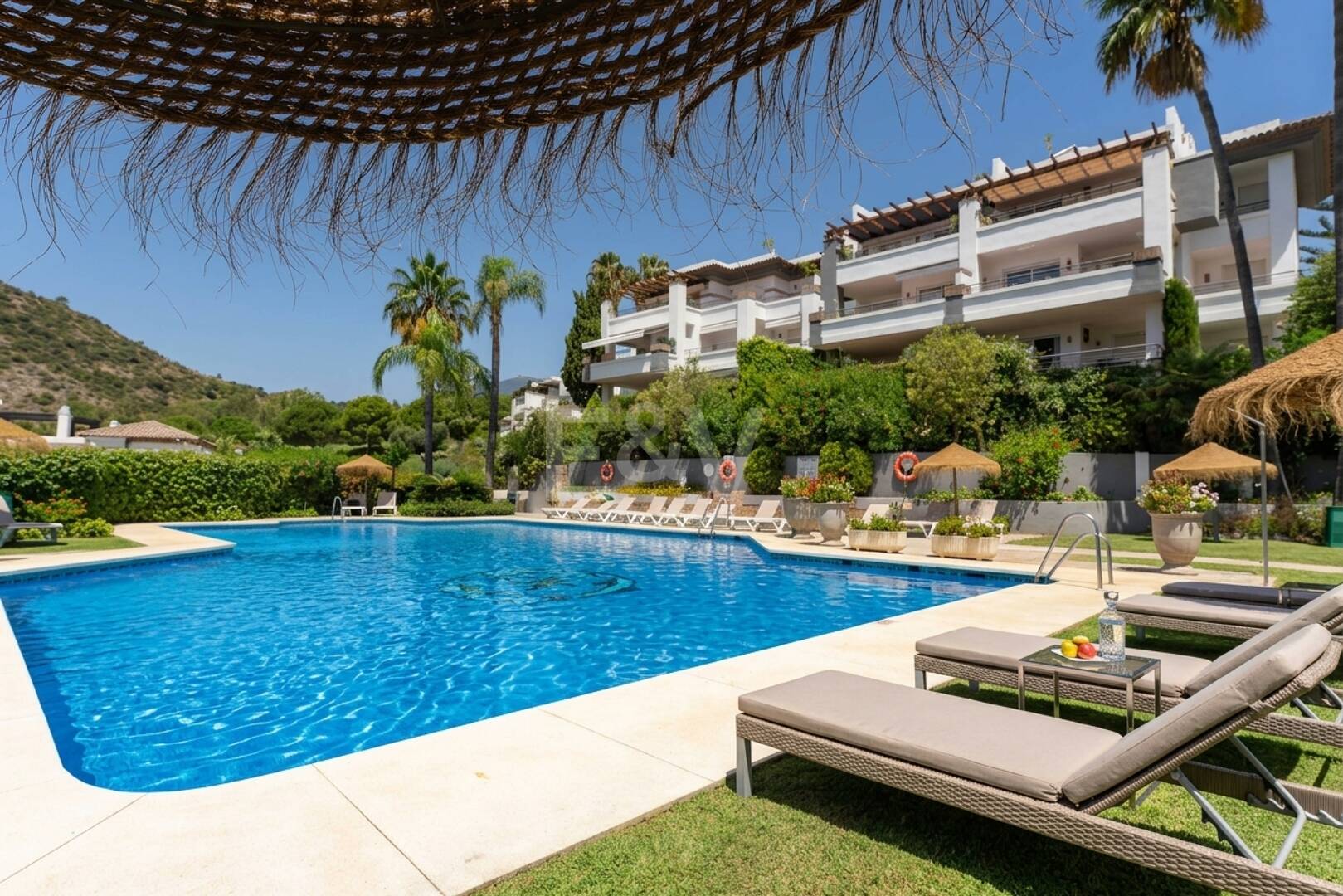 Meticulously Crafted Penthouse with an Expansive Rooftop Solarium in Los Arqueros