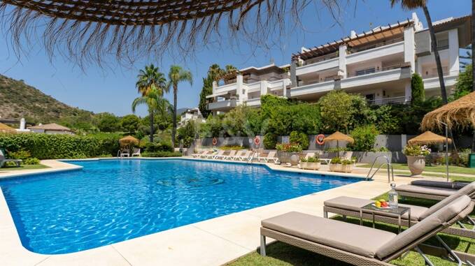 Meticulously Crafted Penthouse with an Expansive Rooftop Solarium in Los Arqueros