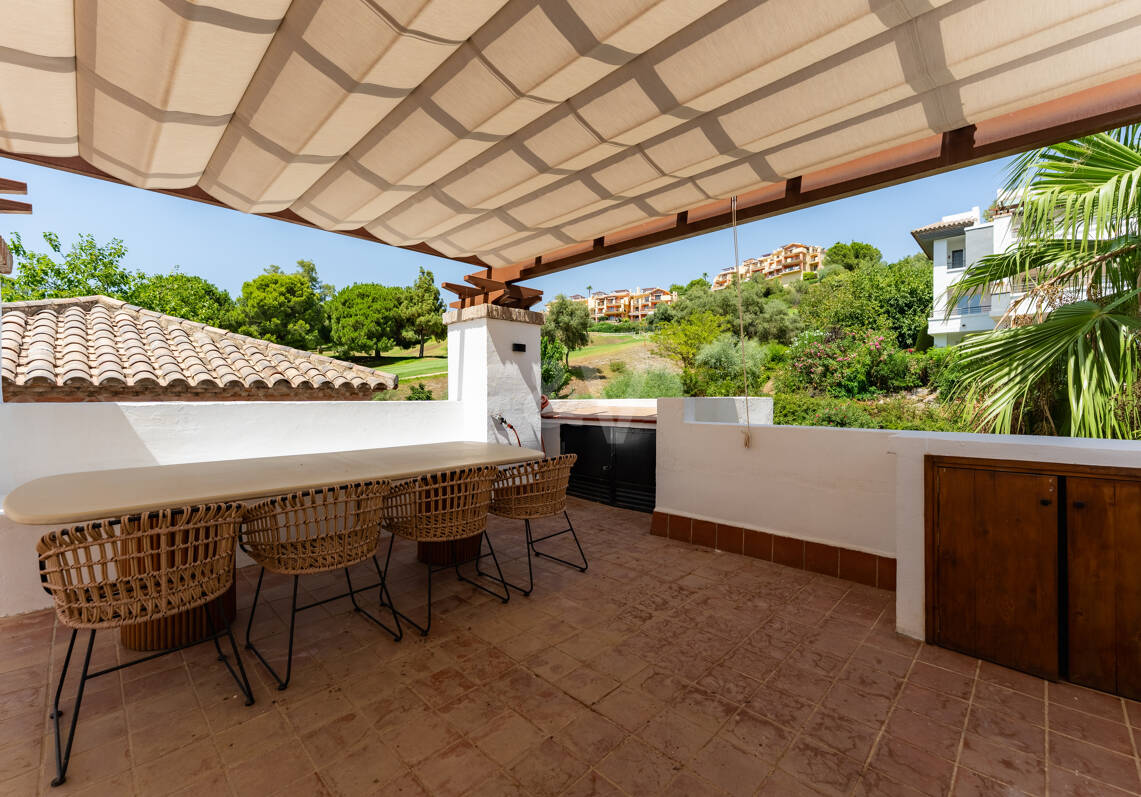 Meticulously Crafted Penthouse with an Expansive Rooftop Solarium in Los Arqueros