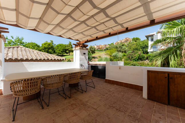 Meticulously Crafted Penthouse with an Expansive Rooftop Solarium in Los Arqueros
