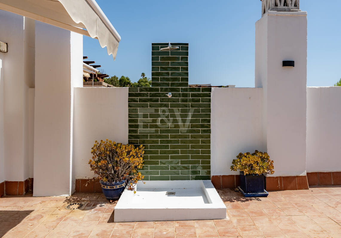 Meticulously Crafted Penthouse with an Expansive Rooftop Solarium in Los Arqueros