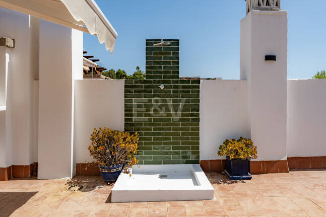 Meticulously Crafted Penthouse with an Expansive Rooftop Solarium in Los Arqueros