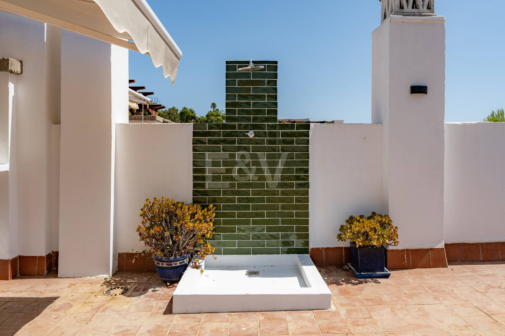 Meticulously Crafted Penthouse with an Expansive Rooftop Solarium in Los Arqueros