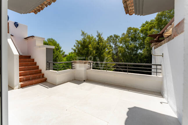Meticulously Crafted Penthouse with an Expansive Rooftop Solarium in Los Arqueros