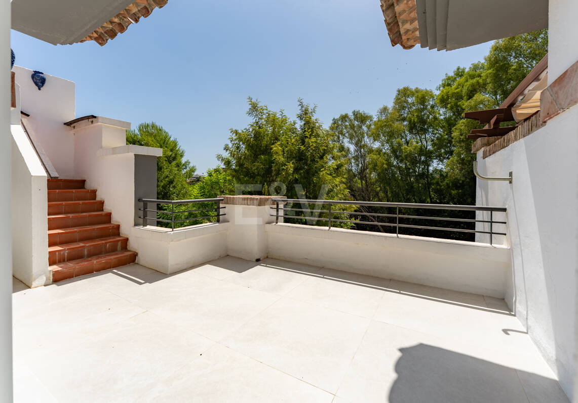 Meticulously Crafted Penthouse with an Expansive Rooftop Solarium in Los Arqueros
