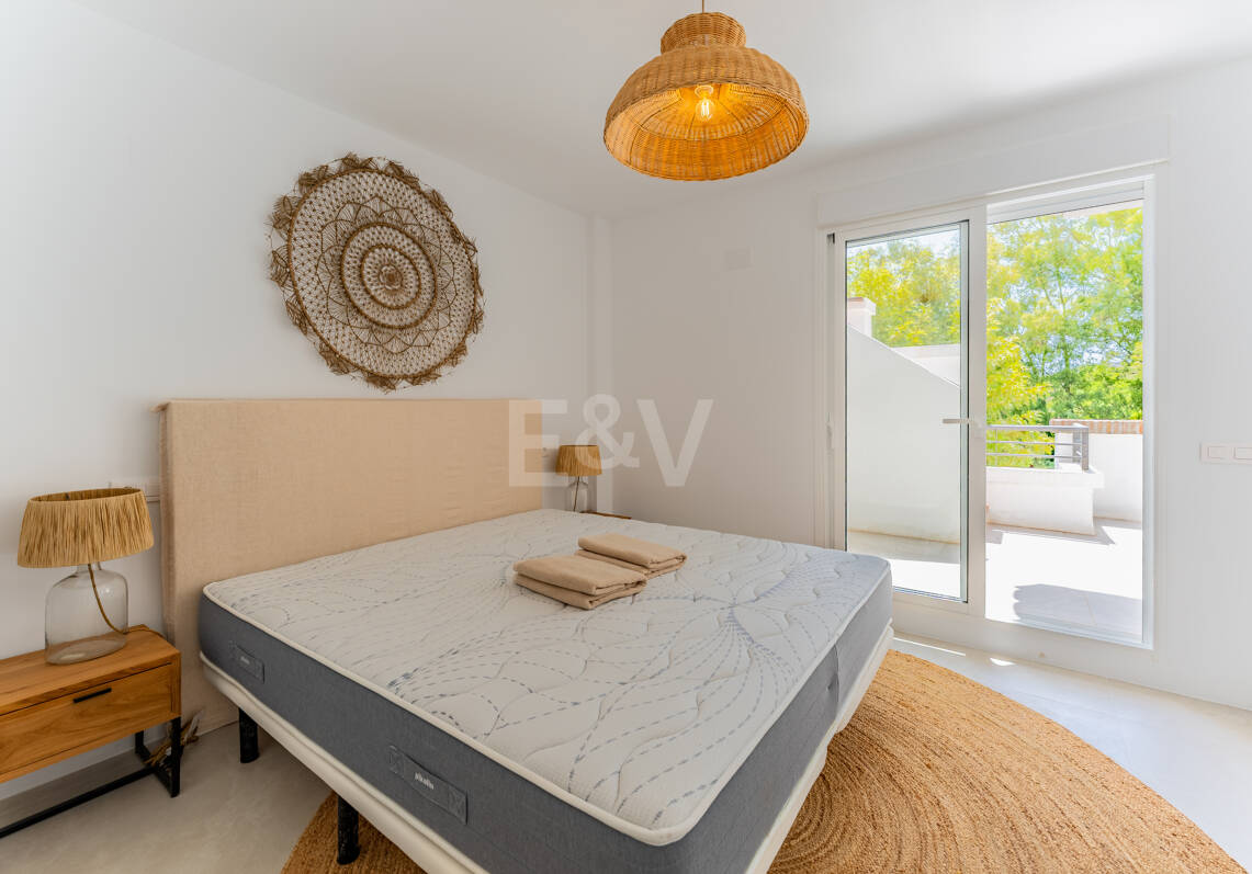Meticulously Crafted Penthouse with an Expansive Rooftop Solarium in Los Arqueros